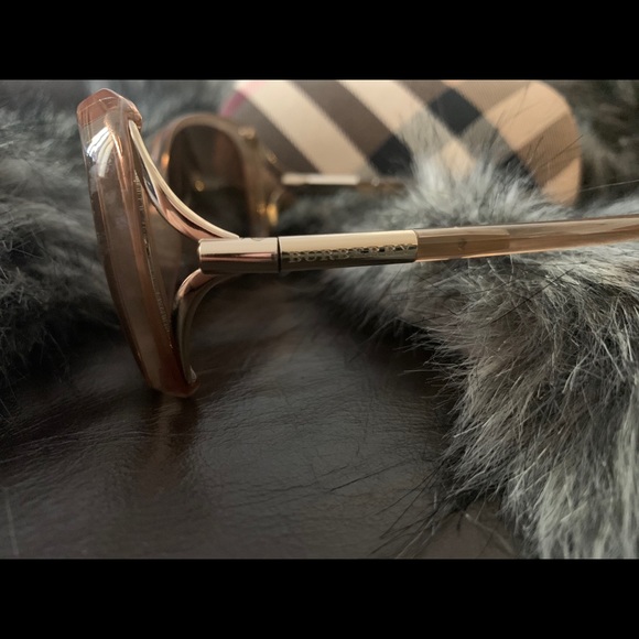 Burberry sunglasses 😎 - Picture 3 of 3